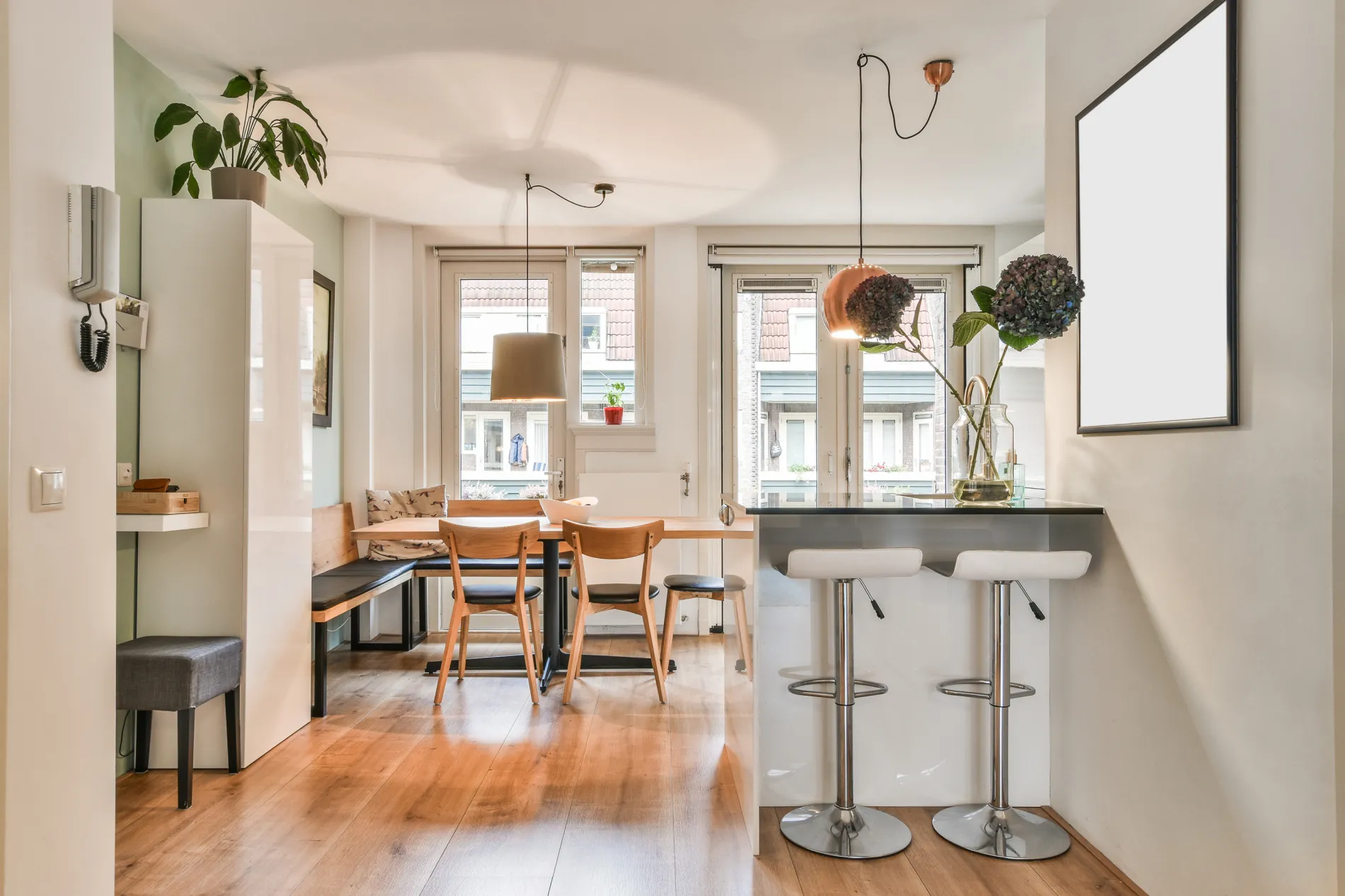 Intérieur d'appartement moderne et confortable, ambiance peinture récente