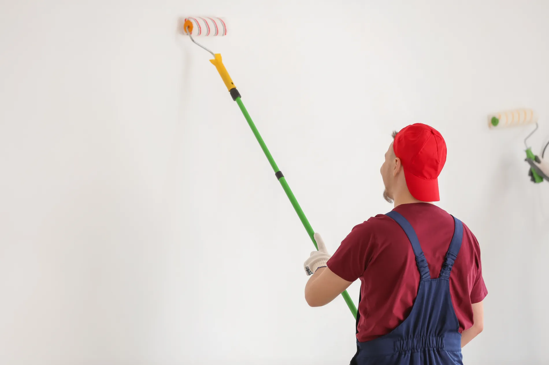 Peintre professionnel nettoyant son chantier après travaux