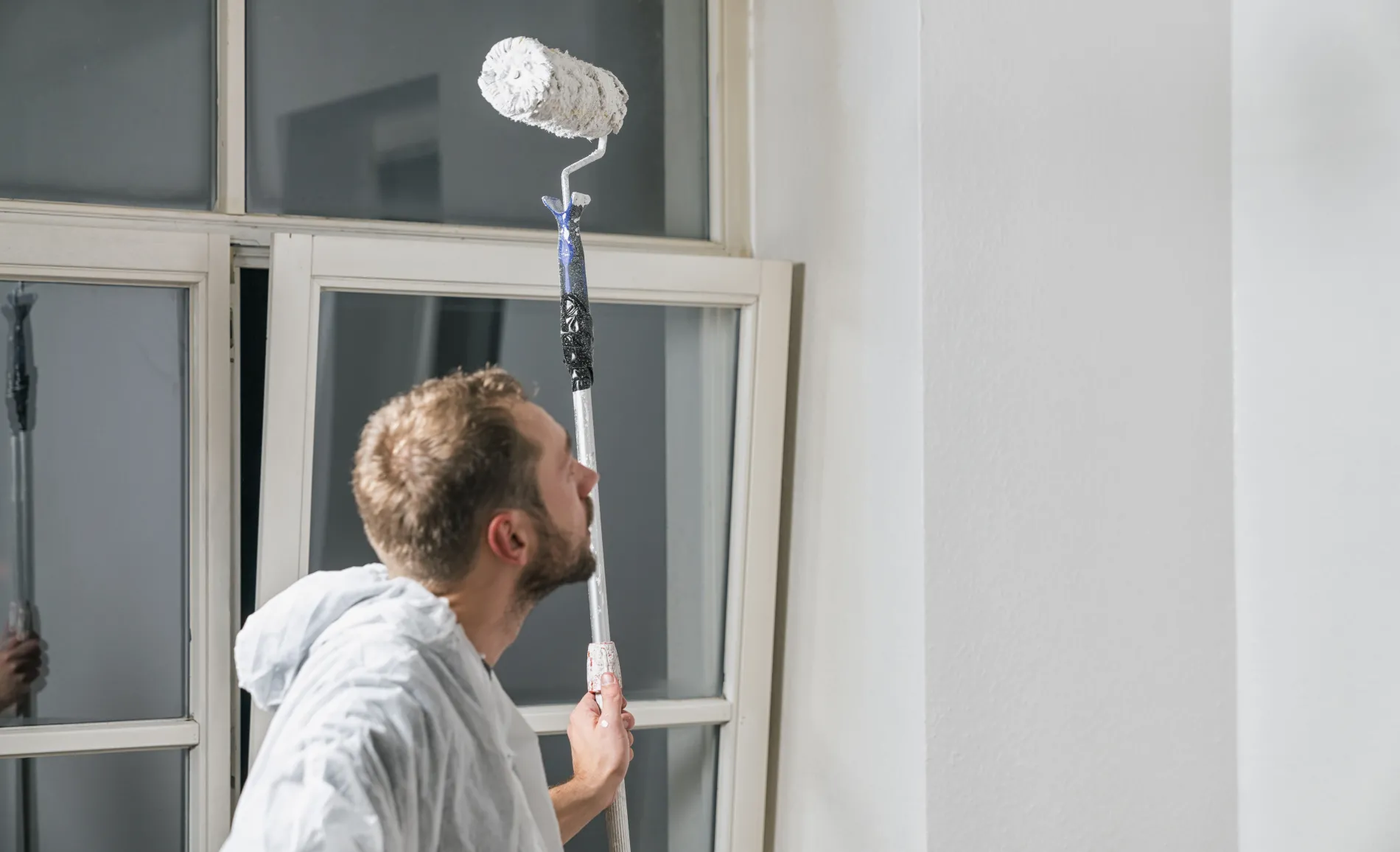 Peintre professionnel à Camarsac examinant un mur avant peinture